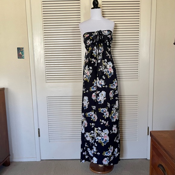 Band of Gypsies Halter Floral Maxi Dress - Picture 5 of 8